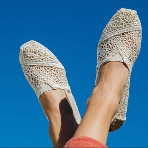 Toms White Lace Alpargatas. Size 9
